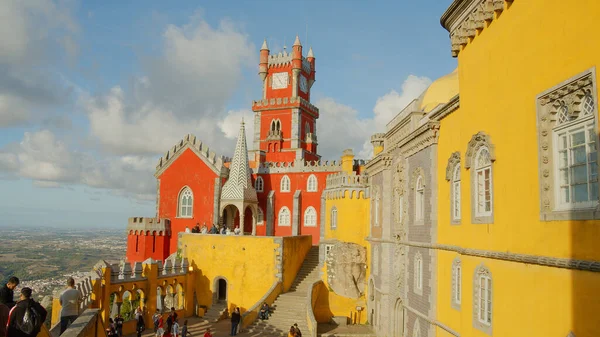 Sintra, Lizbon, Sintra 'daki Pena Ulusal Sarayı' nın renkli binaları. Portekiz - 15 Ekim 2019 — Stok fotoğraf