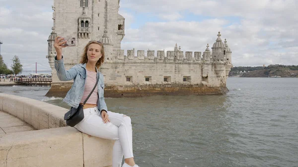 Giovane donna visita la Belem Tower di Lisbona - CITTÀ DI LISBONA, PORTOGALLO - 15 OTTOBRE 2019 — Foto Stock