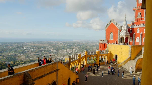 Barevné budovy Národního paláce Pena na Sintra - Město Lisabon - Sintra. Portugalsko - 15. října 2019 — Stock fotografie