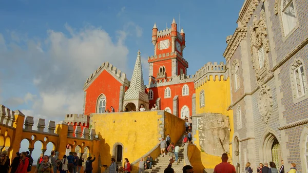 Turisté navštíví palác Pena v Sintra - Město Lisabonu - Sintra. Portugalsko - 15. října 2019 — Stock fotografie