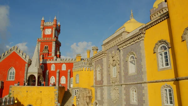 Úžasný palác Pena v Portugalsku - Město Lisabon - Sintra. Portugalsko - 15. října 2019 — Stock fotografie