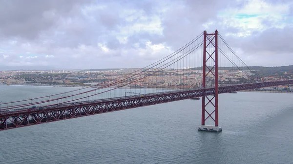 Berömd 25 april bron över Tagus River n Lisbon — Stockfoto