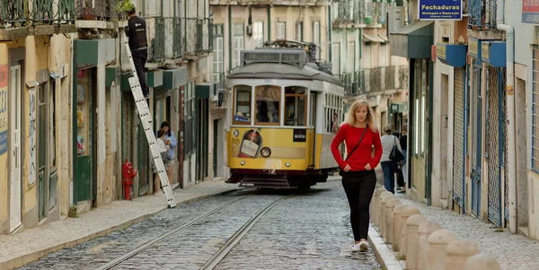 Çekici bir kadın tarihi Lizbon şehrinde yürüyor - Lizbon Şehri, Portekiz - 15 Ekim 2019 — Stok fotoğraf