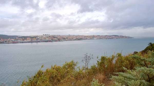 Podróż do Lizbony - panoramiczny widok na rzekę Tejo — Zdjęcie stockowe