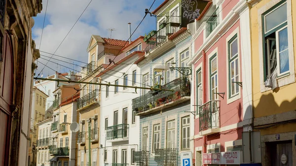 Ładna dziewczyna podróżuje do Lizbony na zwiedzanie - City Of Lisbon, Portugalia - 15 października 2019 — Zdjęcie stockowe