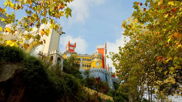 Coloridos edificios del Palacio Nacional de Peña en Sintra - CIUDAD DE LISBOA - SINTRA. PORTUGAL - 15 DE OCTUBRE DE 2019 — Foto de Stock
