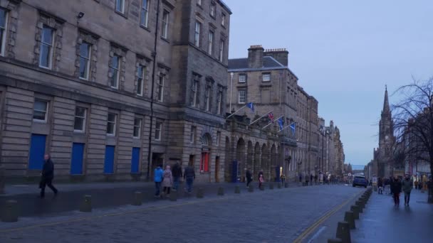 Famous Royal Mile in Edinburgh - EDINBURGH, SCOTLAND - JANUARY 10, 2020 — Stok video