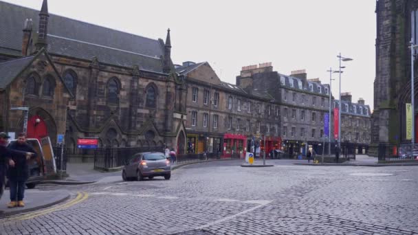 Vista de rua no bairro histórico de Edimburgo - EDINBURGH, SCOTLAND - JANEIRO 10, 2020 — Vídeo de Stock