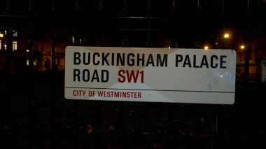 Buckingham Sarayı yol tabelası - Londra, İngiltere - 11 Aralık 2019