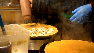 Çikolatalı Fransız krepleri pişiriyorum.