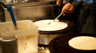 Yakından bakınca taze krep yapıyorlar.