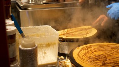 Yakından bakınca krep pişiriyorum.