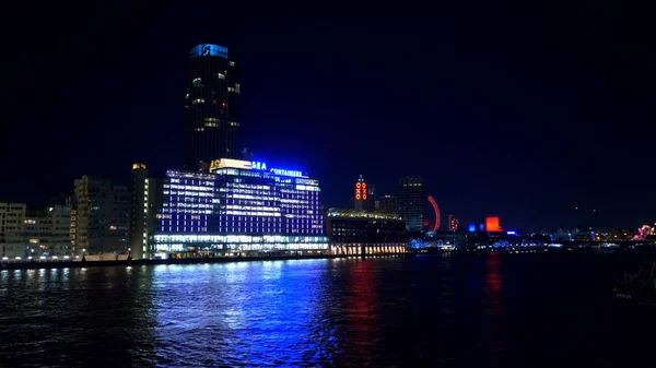 Edifício colorido de contêineres marítimos em Londres - LONDRES, ENGLÂNDIA - DEZEMBRO 11, 2019 — Fotografia de Stock