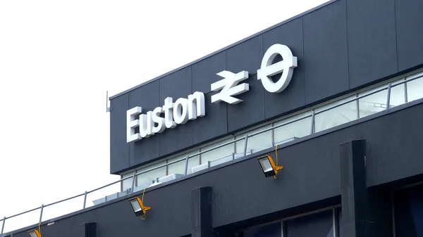 Euston állomás Londonban - London, Anglia - 2019. december 11. — Stock Fotó