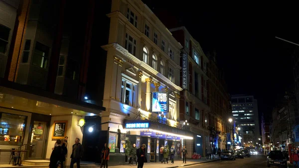 Театр Ноеля Коварда в Лондоні грає "Дорогий Еван Гансен - Лондон, Англія" - 11 грудня 2019 року. — стокове фото