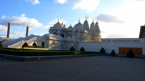 White angle view over Neasden Temple called BAPS Shri Swaminarayan Mandir in London - LONDON, ENGLAND - DECEMBER 10, 2019 — Stock Photo, Image