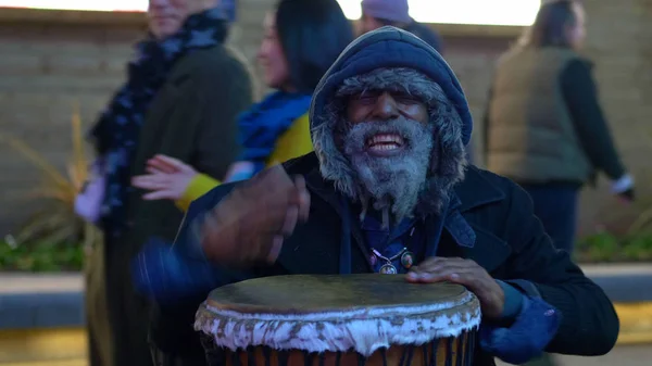 Sem-teto Guy atua como músico de rua na London Leicester Square - LONDON, ENGLAND - DEZEMBRO 10, 2019 — Fotografia de Stock