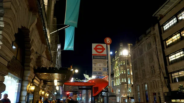 Bus stop at Piccadilly in London - LONDON, ENGLAND - DECEMBER 11, 2019 — Stock Photo, Image