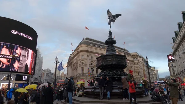 Famoso Piccadilly Circus a Londra - LONDRA, Inghilterra - 10 DICEMBRE 2019 — Foto Stock