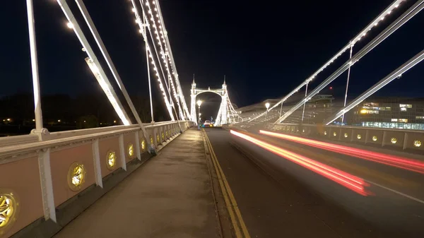 Timelapse shot of Albert Bridge in London - LONDON, ENGLAND - DECEMBER 10, 2019 — Zdjęcie stockowe