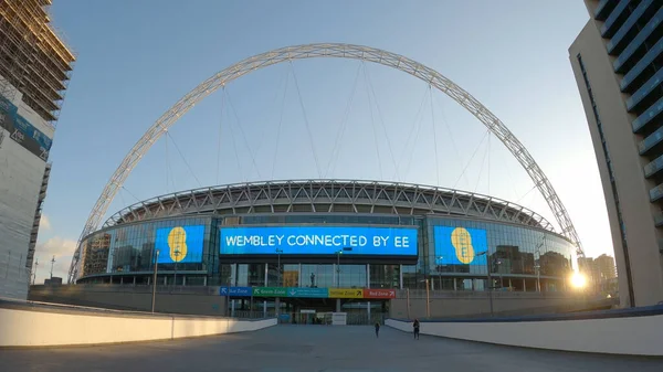 Ampla vista de ângulo sobre o estádio Wembley em Londres - LONDRES, ENGLÂNDIA - 10 DE DEZEMBRO DE 2019 — Fotografia de Stock