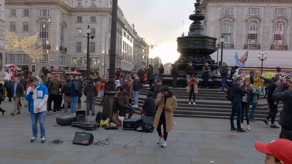 Músico de rua no Piccadilly Circus em Londres - LONDRES, ENGLÂNDIA - DEZEMBRO 10, 2019 — Fotografia de Stock