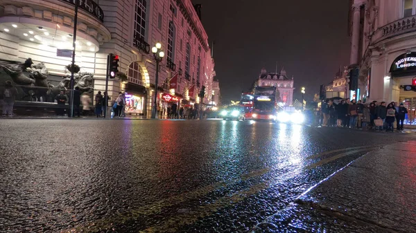 Лондон в дождливый день - красочный - ЛОНДОН, Англия - ДЕСЯТ 10, 2019 — стоковое фото