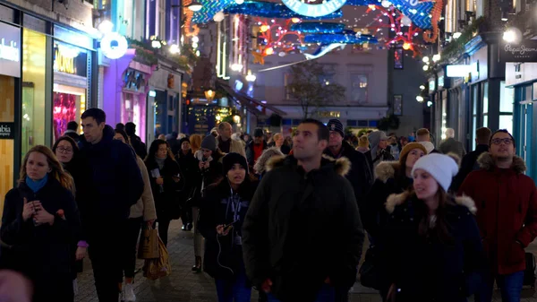 Carnaby street in London is a busy place at Christmas time - LONDON, ENGLAND - DECEMBER 11, 2019 — Stockfoto