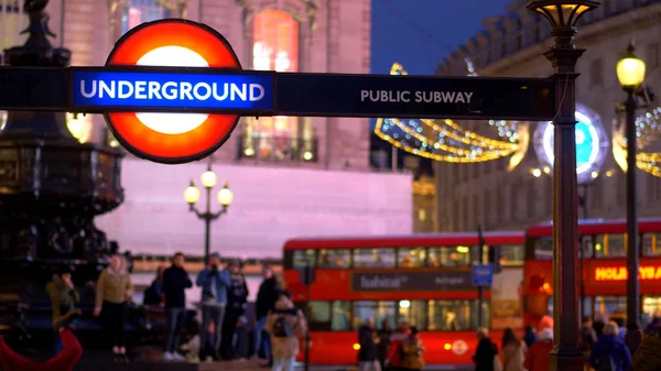 Estação de metrô Piccadilly à noite - LONDRES, ENGLÂNDIA - 10 DE DEZEMBRO DE 2019 — Fotografia de Stock