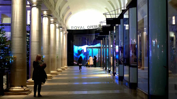 Royal Opera House Arcade wieczorem - Londyn, Anglia - 10 grudnia 2019 — Zdjęcie stockowe