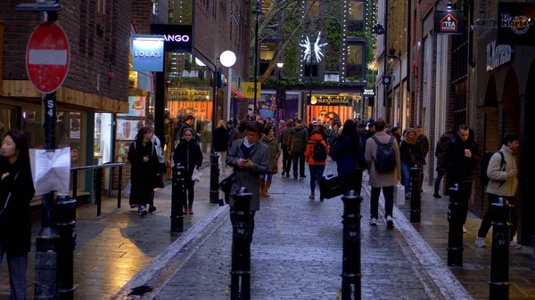 Tłum Ludzi Spacerujących Covent Garden London Londyn Wielka Brytania Grudnia — Zdjęcie stockowe