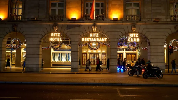 Famoso Ritz Hotel em Londres - LONDRES, ENGLÂNDIA - 11 DE DEZEMBRO DE 2019 — Fotografia de Stock