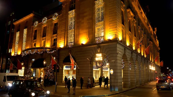 ロンドンの有名なリッツホテル-ロンドン,イギリス- 2019年12月11日 — ストック写真