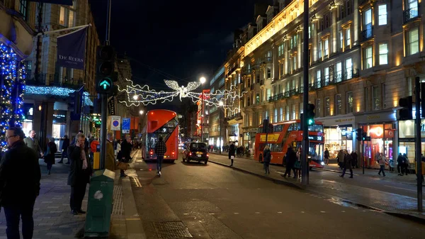 ロンドンの街で素晴らしいクリスマスの装飾-ロンドン,イギリス- 2019年12月11日 — ストック写真