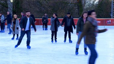 Londra 'da kış harikalar diyarı Noel pazarında buz pateni pisti - Londra, İngiltere - 11 Aralık 2019