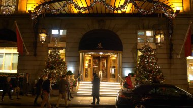 Londra 'daki ünlü Ritz Otelinin Girişi - Londra, İngiltere - 11 Aralık 2019