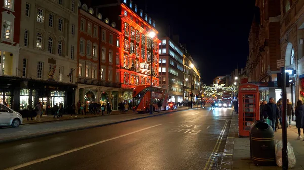 ロンドンのアメイジング・フォルトナムとメイソン店-ロンドン,イギリス- 2019年12月11日 — ストック写真