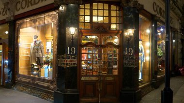 Londra 'daki ünlü Cordings mağazası - Londra, İngiltere - 11 Aralık 2019