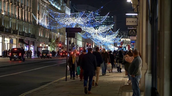 Christmas shopping in London - LONDON, ENGLAND - DECEMBER 11, 2019 — Stockfoto