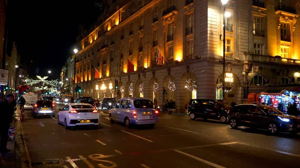 Londra 'da gece Piccadilly sokak manzarası - Londra, İngiltere - 11 Aralık 2019 — Stok fotoğraf