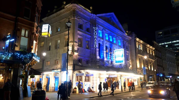 伦敦约克公爵剧院（Duke of York Theatre）剧作《触动虚空》 （Touching the Void-London）- 2019年12月11日，英国伦敦 — 图库照片