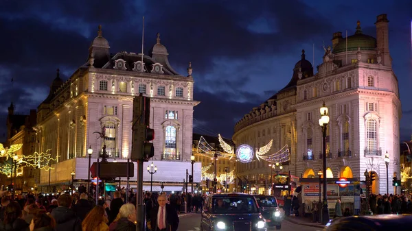 London Piccadilly Circus karácsonykor este - London, Anglia - 2019. december 10. — Stock Fotó