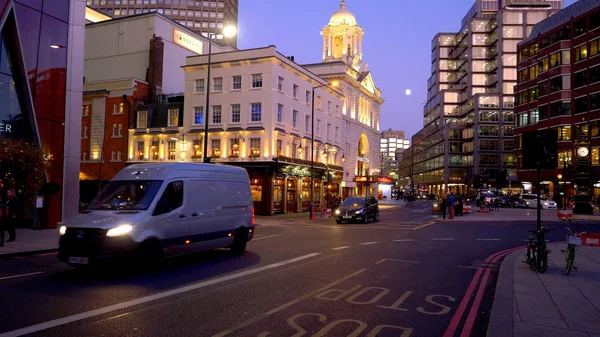 ヴィクトリアストリートロンドンの夕景-ロンドン,イギリス- 2019年12月10日 — ストック写真