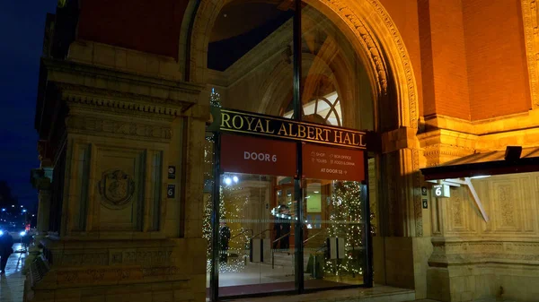 Лондонский Royal Albert Hall - вечерний вид - ЛОНДОН, Англия - ДЕКАБРЬ 11, 2019 — стоковое фото