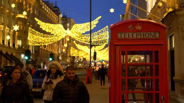Londra 'da Noel zamanı kırmızı telefon kulübesi - Londra, İngiltere - 10 Aralık 2019