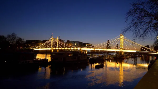 Удивительный Альберт Бридж Лондон ночью — стоковое фото