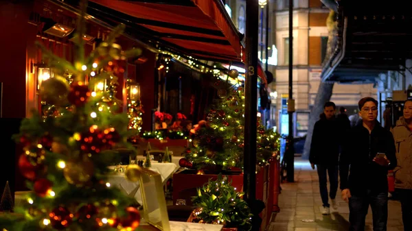 Vue sur la rue dans le quartier West End de Londres - LONDRES, ANGLETERRE - 10 DÉCEMBRE 2019 — Photo