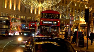 Noel zamanı Londra Regent Caddesi 'nde kırmızı otobüs - Londra, İngiltere - 10 Aralık 2019