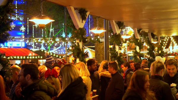 Люди на рождественской ярмарке на Лестер-сквер - ЛОНДОН, Англия - 10 ДЕКАБРЯ 2019 — стоковое фото