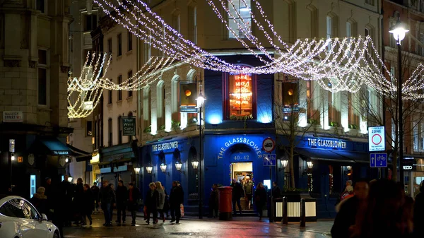 Amazing Christmas decoration in the streets of London - LONDON, ENGLAND - DECEMBER 11, 2019 — Stockfoto